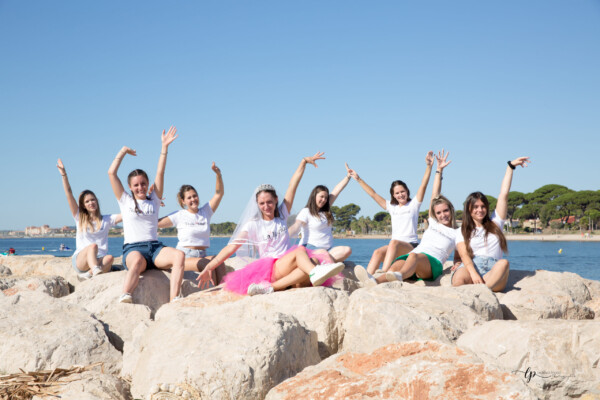 Pose de danseuses pour un EVJF à la mer avec laurence ouget photographie à sanary sur mer