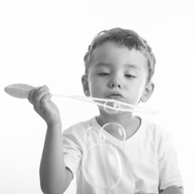 Garçon qui fait des bulles de savon