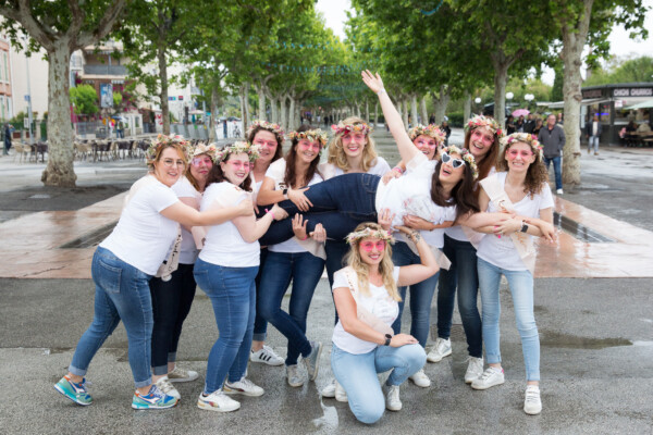 Future mariée portée par ses copines photographe Laurence Pouget Photographie