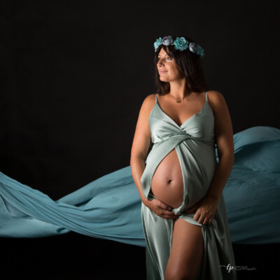 shooting grossesse avec robe et voilage Miistilo photographe laurence pouget photographie à Sanary sur mer