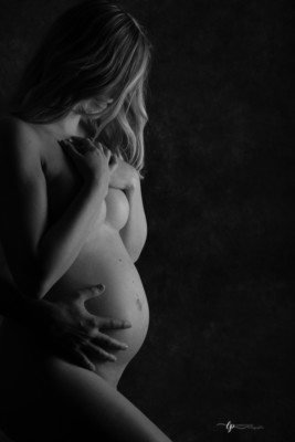 Séance photo maternité en noir et blanc proche de toulon avec Laurence Pouget Photographie