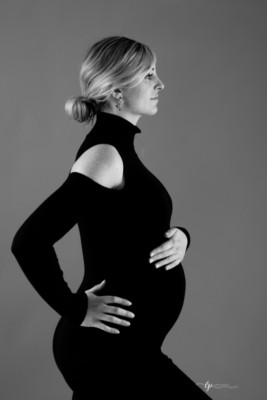 Silhouette d'une future maman home studio laurence pouget photographie dans le var proche de toulon, sanary sur mer, Bandol, la Ciotat, Saint-cyr