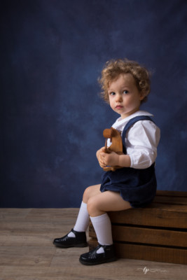Petit garçon et son joué en bois