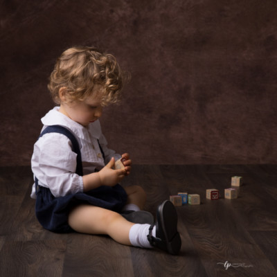 Petit garçon au jouets de bois photo fine art laurence pouget photographie