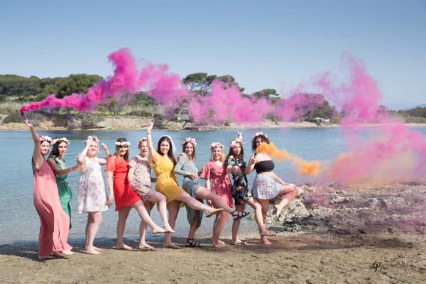 Fumigènes rose pour enterrement vie de jeune fille dans le var avec laurence pouget photographie