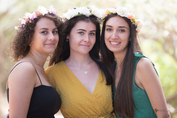 Portrait de la future mariée avec ses témoins