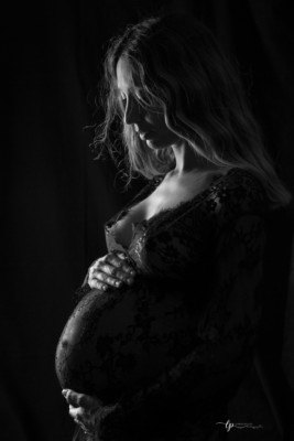 Dentelle sur ventre rond photo en noir et blanc de laurence pouget photographie