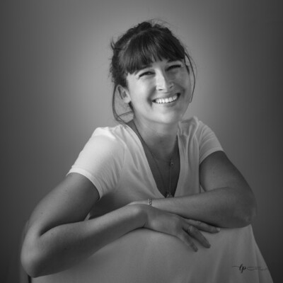 Séance photo boudoir sourire de femme en studio avec Laurence Pouget Photographie à Sanary sur mer Bandol Toulon Aubagne