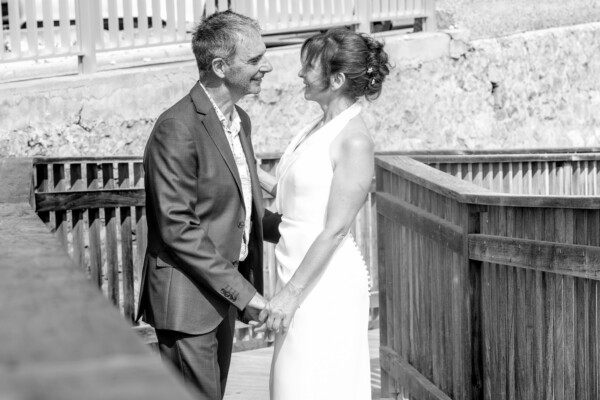 Séance photo des mariés au bord de mer