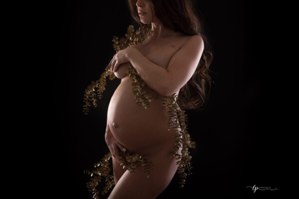 ventre rond lumière douce photographe à Sananry sur mer Laurence Pouget proche de Toulon, Marseille