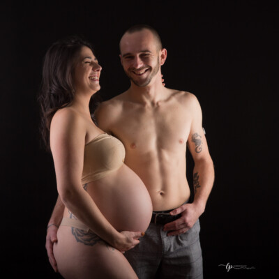Fou rire séance maternité en studio photo avec Laurence Pouget Photographe à Sanary sur mer dans le var proche de Toulon Marseille