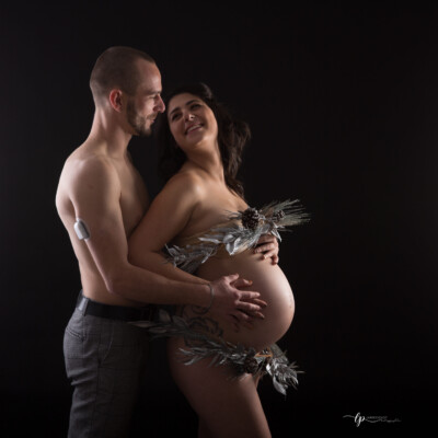 Shooting photo maternité original en clair obscure avec Laurence Pouget Photographie à Sanary dans var proche de Marseille dans les Bouches du rhône