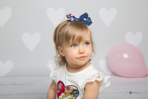 Petite fille aux yeux bleus