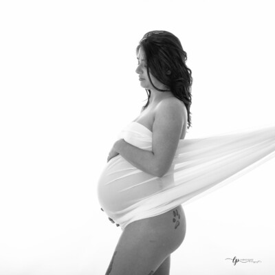 Séance photo de future maman en studio photo chez laurence pouget photographie à Sanary sur mer proche de Toulon, Six-fours les plages.