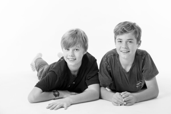 Complicité entre deux adolescents photographiés par laurence pouget photographie en studio photo situé à toulon