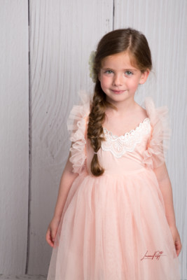 Petite fille gracieuse avec sa jolie dresse