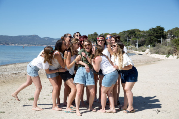 Mariée enlacée par ses copines