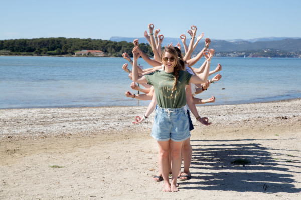 Shooting entre copines au bord de plage pour enterrer sa vie de jeune fille