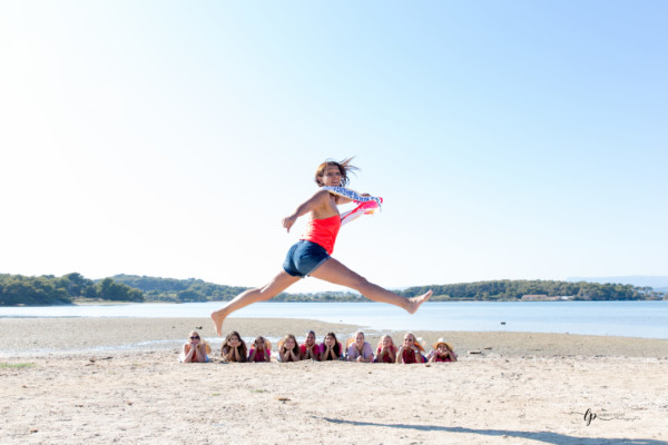 Saut de la fure mariée pendant EVJF avec la photographe de Sanary sur mer Laurence Pouget