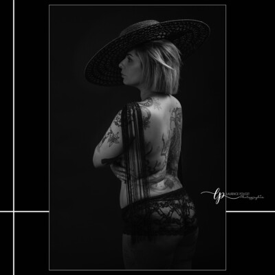 Dos tatoué en noir et blanc studio photo toulon Six fours