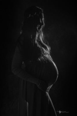 Séance maternité en clair obscur réalisé chez Laurence Pouget photographie
