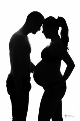 shooting maternité en noir et blanc chez laurence pouget photographie à sanary sur mer proche de toulon