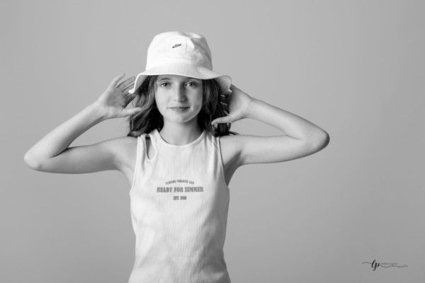 Jeune adolescente avec chapeau sur la tête