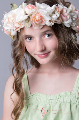 Jeune fille avec sa couronne de fleurs dans les cheveux