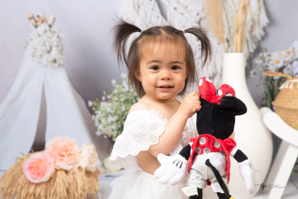 Seance photo enfant avec son doudou au studio photo de laurence pouget