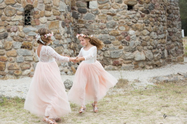 Deux jumelles qui jouent lors d'un shooting photo en exterieur avec Laurence Pouget photographie