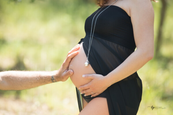 main de papa sur ventre rond shooting maternité laurence pouget photographe