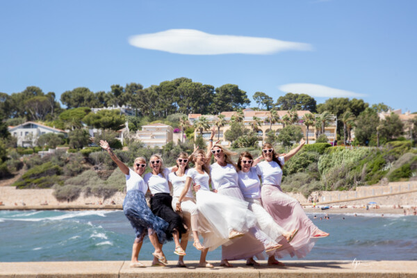 Laurence Pouget photographe Sanary sur mer à portissol avec groupe de fille pour EVJF